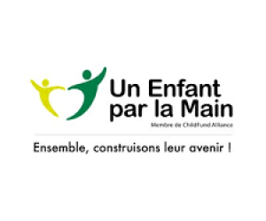 Logo%20un%20enfant%20par%20la%20main%202